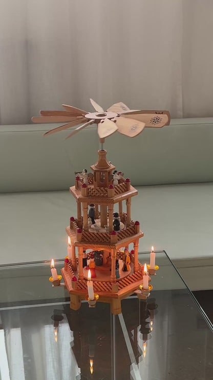 Julepyramide med røde detaljer - 3 etager