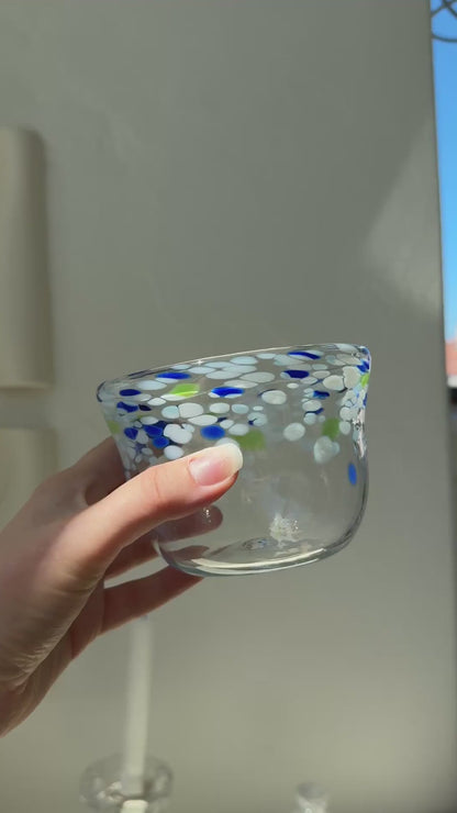 Mundblæst skål med confettimønster