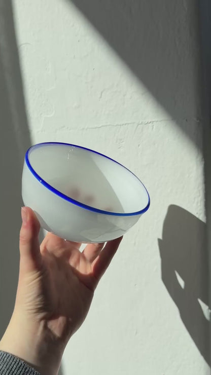 Mundblæst skål m. blå kant