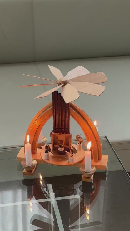 Julekarrusel i træ, engle og orgel