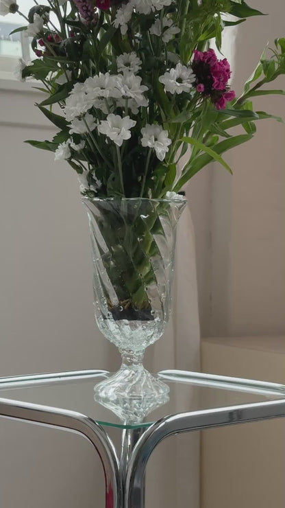 Glasvase med fod & mønster