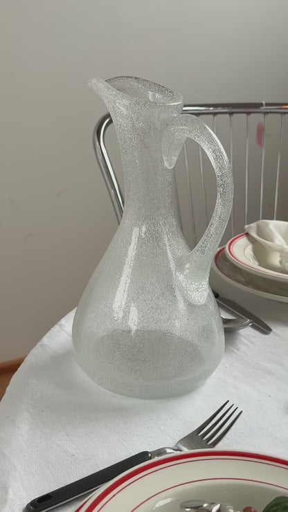 Mundblæst vandkande i hvidt glas